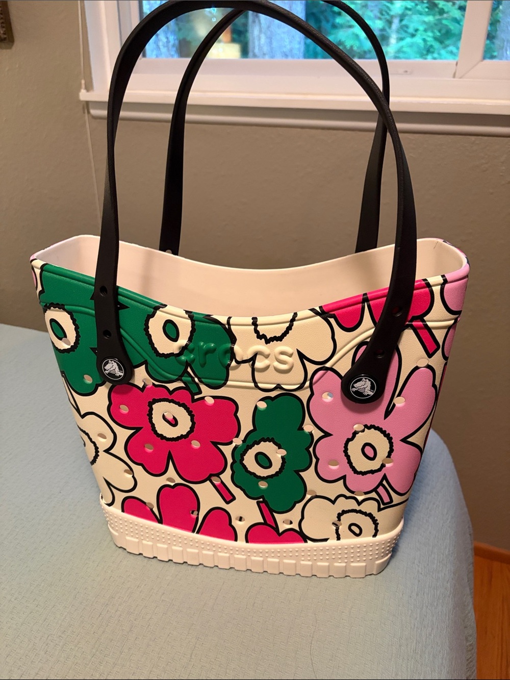 Marimekko x Crocs Unikko Floral Print Tote Bag in Pink, Green & White - Picture 2 of 8